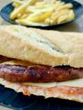 Bocadillo de longanizas con queso a la catalana