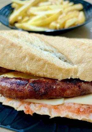Una foto de Bocadillo de longanizas con queso a la catalana