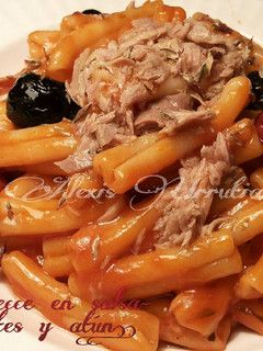 Una foto de Casarecce, en salsa de tomates y atún