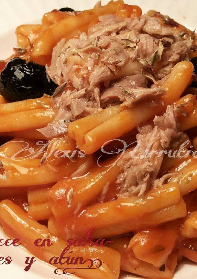 Una foto de Casarecce, en salsa de tomates y atún