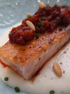 Una foto de Salmón a la plancha con salsa de sobrasada y cremoso de patata
