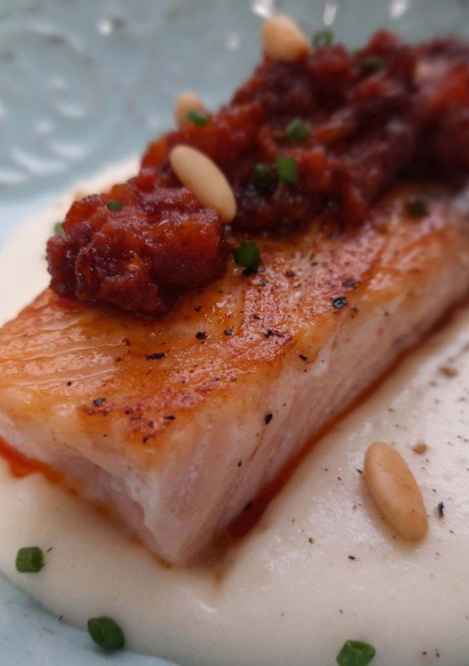 Una foto de Salmón a la plancha con salsa de sobrasada y cremoso de patata