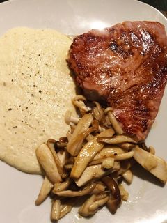 Una foto de Atún con crema de puerros y setas salteadas