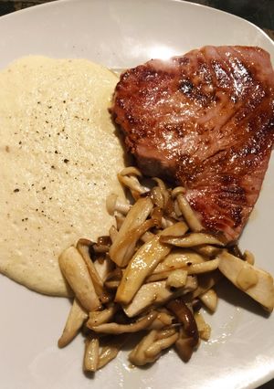 Una foto de Atún con crema de puerros y setas salteadas