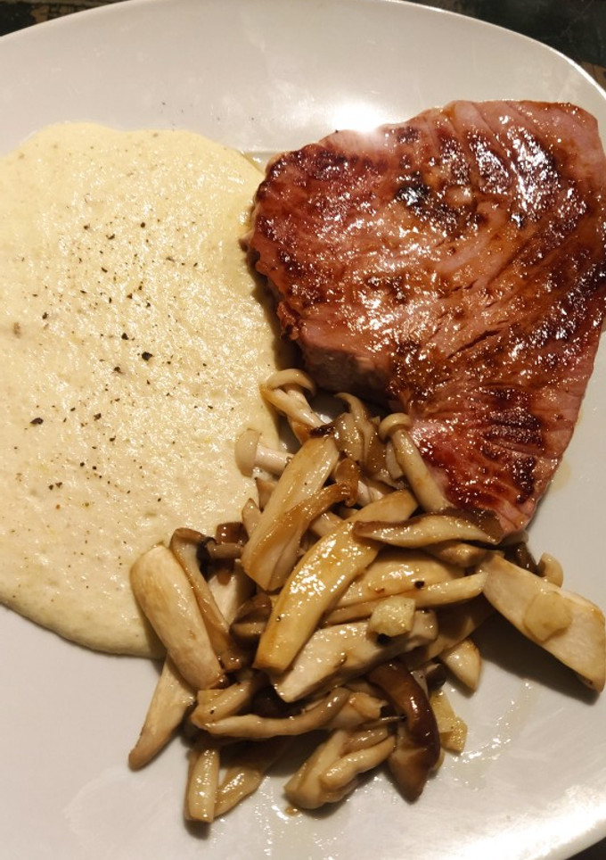 Una foto de Atún con crema de puerros y setas salteadas