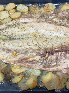 Una foto de Corvina al horno con patatas y cebolla