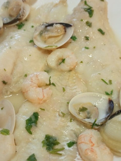 Una foto de Merluza con almejas y gambas estilo marinera
