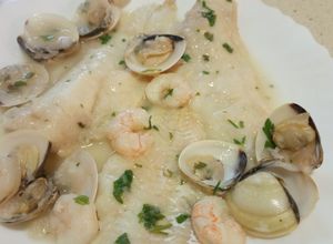 Foto principal de Merluza con almejas y gambas estilo marinera