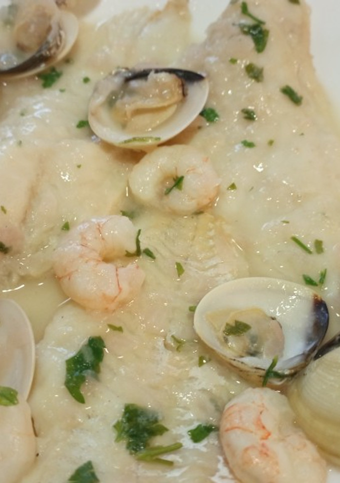 Una foto de Merluza con almejas y gambas estilo marinera