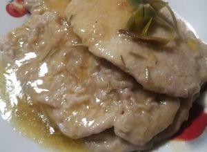 Foto di 🕛Scaloppine morbide con erbe aromatiche senza burro e vino: pronte in 10 minuti 🌿
