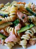 Pasta fredda con salmone e zucchine