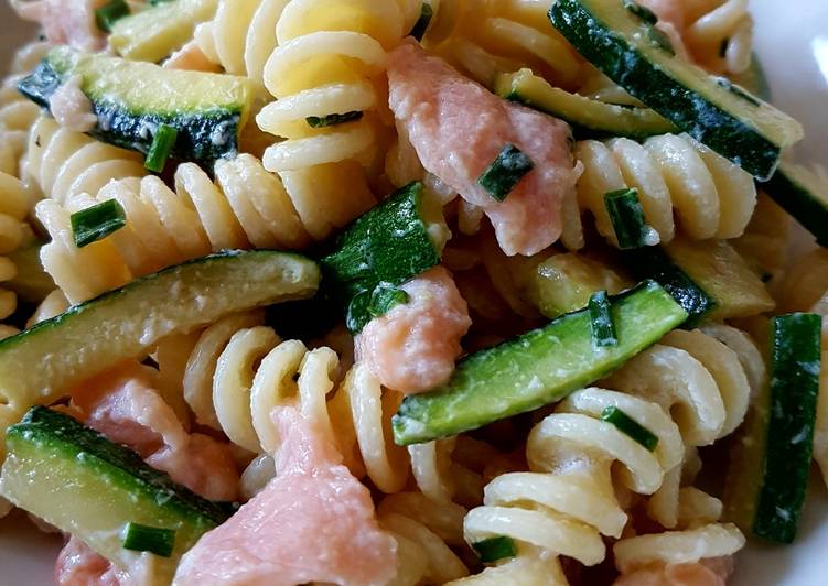 Semplici Modi Delle Spezie Pasta Fredda Con Salmone E Zucchine Gustoso