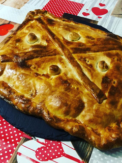 Una foto de Empanada de pollo y champiñones