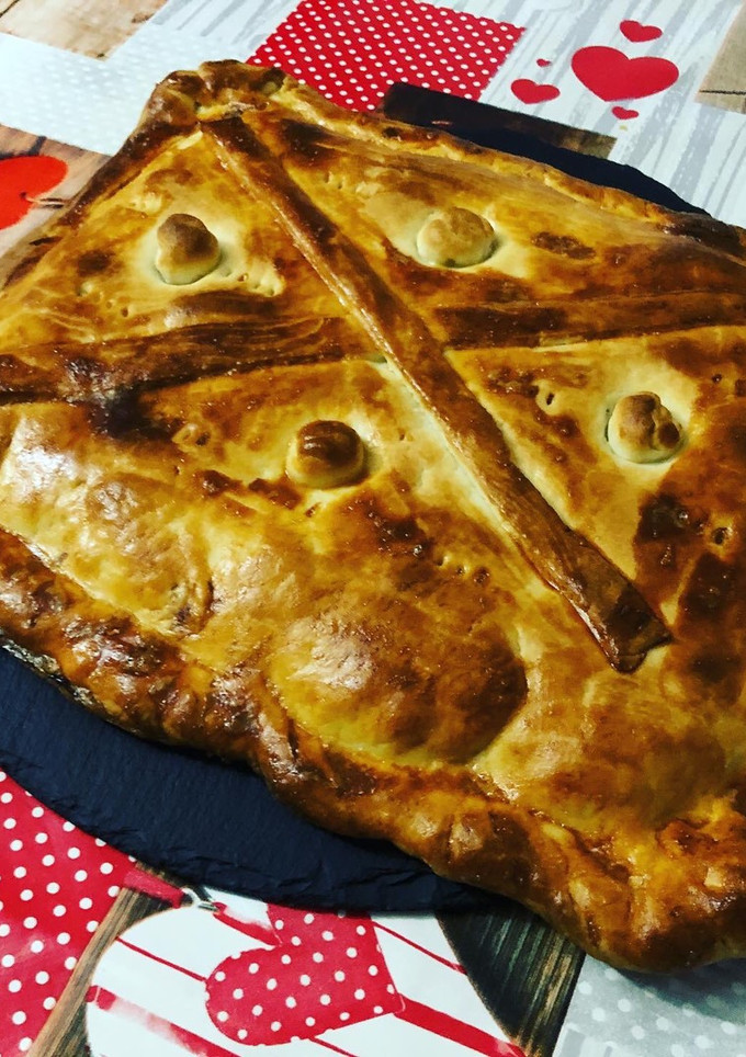 Una foto de Empanada de pollo y champiñones