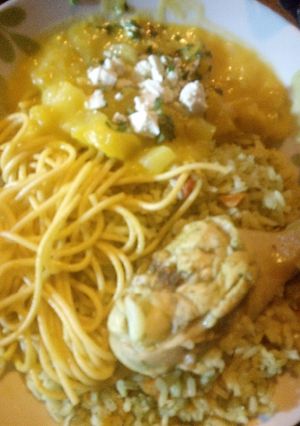 Una foto de Combinado arroz con pollo y tallarines