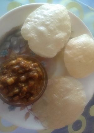 A picture of Chole puri--.