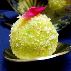 Instant Coconut Laddoo / Nariyal Ke Laddoo A picture of Instant Coconut Laddoo / Nariyal Ke Laddoo.