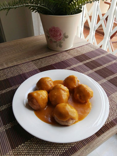 Una foto de Albóndigas de pollo con salsa de zanahoria