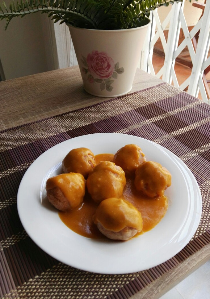 Una foto de Albóndigas de pollo con salsa de zanahoria