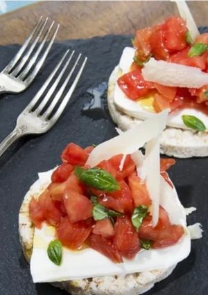 Una foto de Snack Tortitas de Arroz con Queso Fresco y Tomate