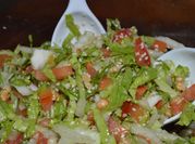 Una foto de ensalada de akusay