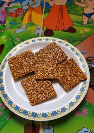 તલ ની ચિક્કી (Til Chikki Recipe In Gujarati) રેસીપી મુખ્ય ફોટો