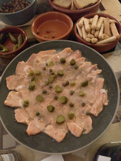 Una foto de Salmón marinado con limón alcaparras y pepinillo