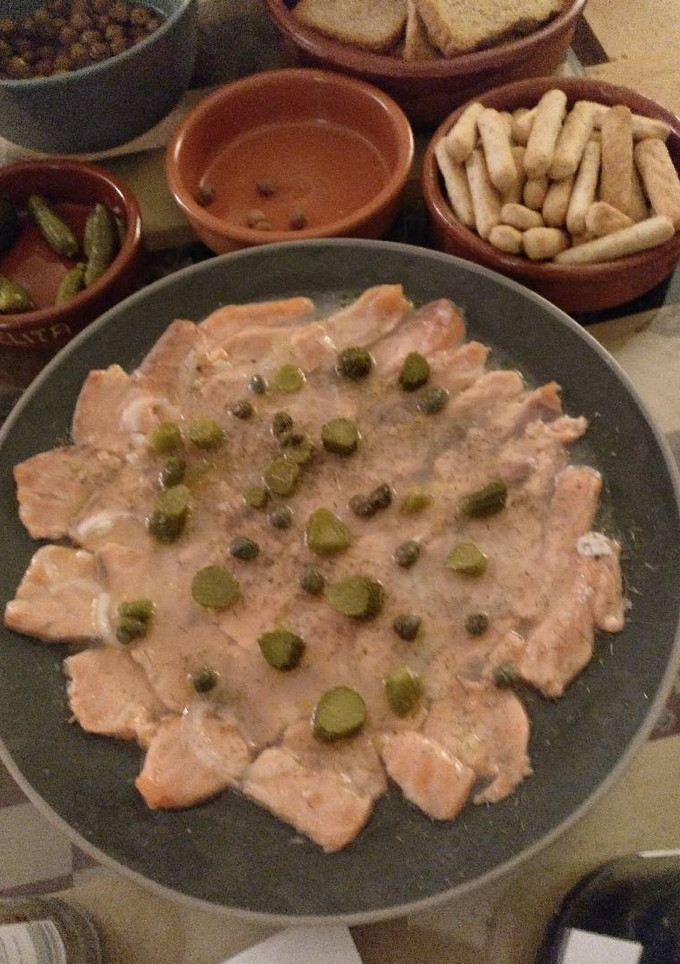Una foto de Salmón marinado con limón alcaparras y pepinillo