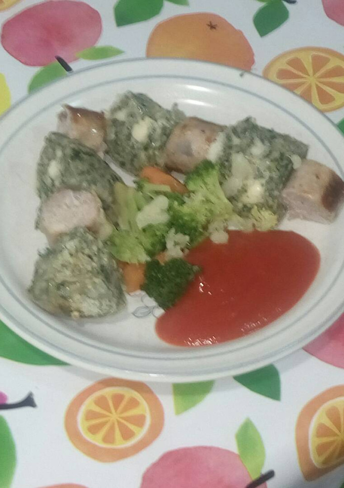 Una foto de Mini brochetas de longaniza de setas y pastel de espinacas