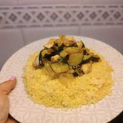 Una foto de Salteado de pollo y calabacín "sabor Cookpad" con cous cous