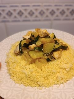 Una foto de Salteado de pollo y calabacín "sabor Cookpad" con cous cous