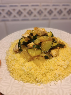 Una foto de Salteado de pollo y calabacín "sabor Cookpad" con cous cous