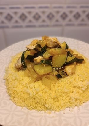 Una foto de Salteado de pollo y calabacín "sabor Cookpad" con cous cous