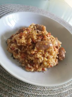 Una foto de Arroz con salchichas, picado de chorizo y verduras