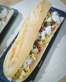 Bocadillo de revuelto de jamón con queso de cabra y chimichurri