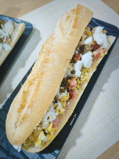 Una foto de Bocadillo de revuelto de jamón con queso de cabra y chimichurri