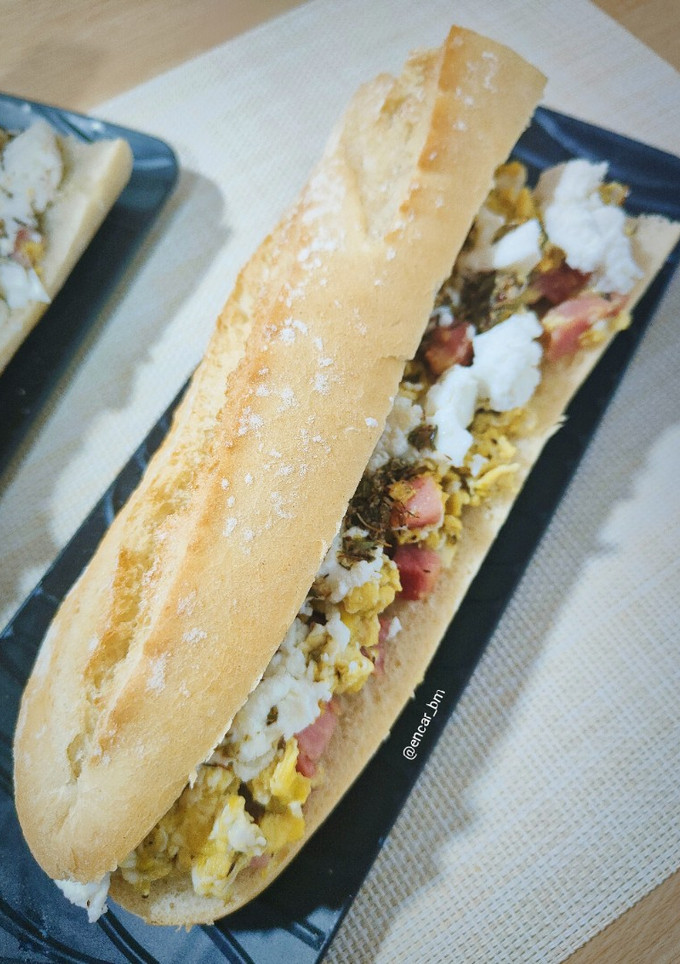 Una foto de Bocadillo de revuelto de jamón con queso de cabra y chimichurri