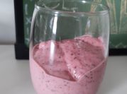 Una foto de batido o batido de fruta congelada