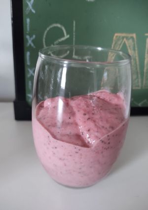Una foto de Batido de frutas y chía. Postre / merienda