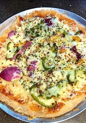 আটা চিজ পিৎজা (atta cheese pizza recipe in Bengali) রেসিপির প্রধান ছবি