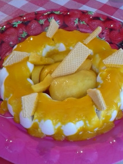 Una foto de Gelatina de galletas en salsa de mango