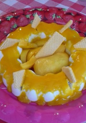 Una foto de Gelatina de galletas en salsa de mango