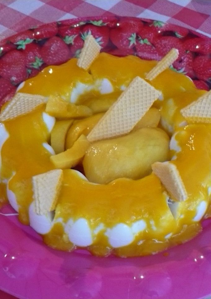 Una foto de Gelatina de galletas en salsa de mango