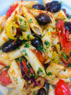 Una foto de SALSA DE TOMATITOS CHERRY Y ACEITUNAS NEGRAS🍅🫒🌶🧄🍅🫒(para acompañar pastas secas) 🍜🍜