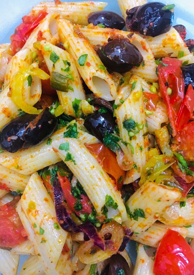Una foto de SALSA DE TOMATITOS CHERRY Y ACEITUNAS NEGRAS🍅🫒🌶🧄🍅🫒(para acompañar pastas secas) 🍜🍜