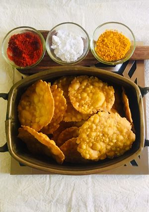 A picture of Crispy masala puri.