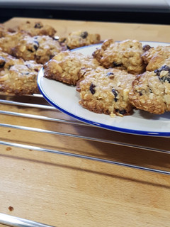 Una foto de Cookies de avena con arándanos y anacardos