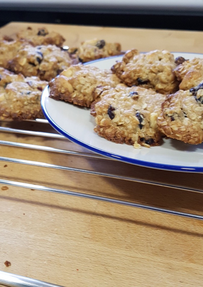Una foto de Cookies de avena con arándanos y anacardos