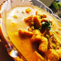 A picture of Jimikand matar masala.