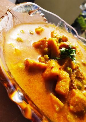 A picture of Jimikand matar masala.